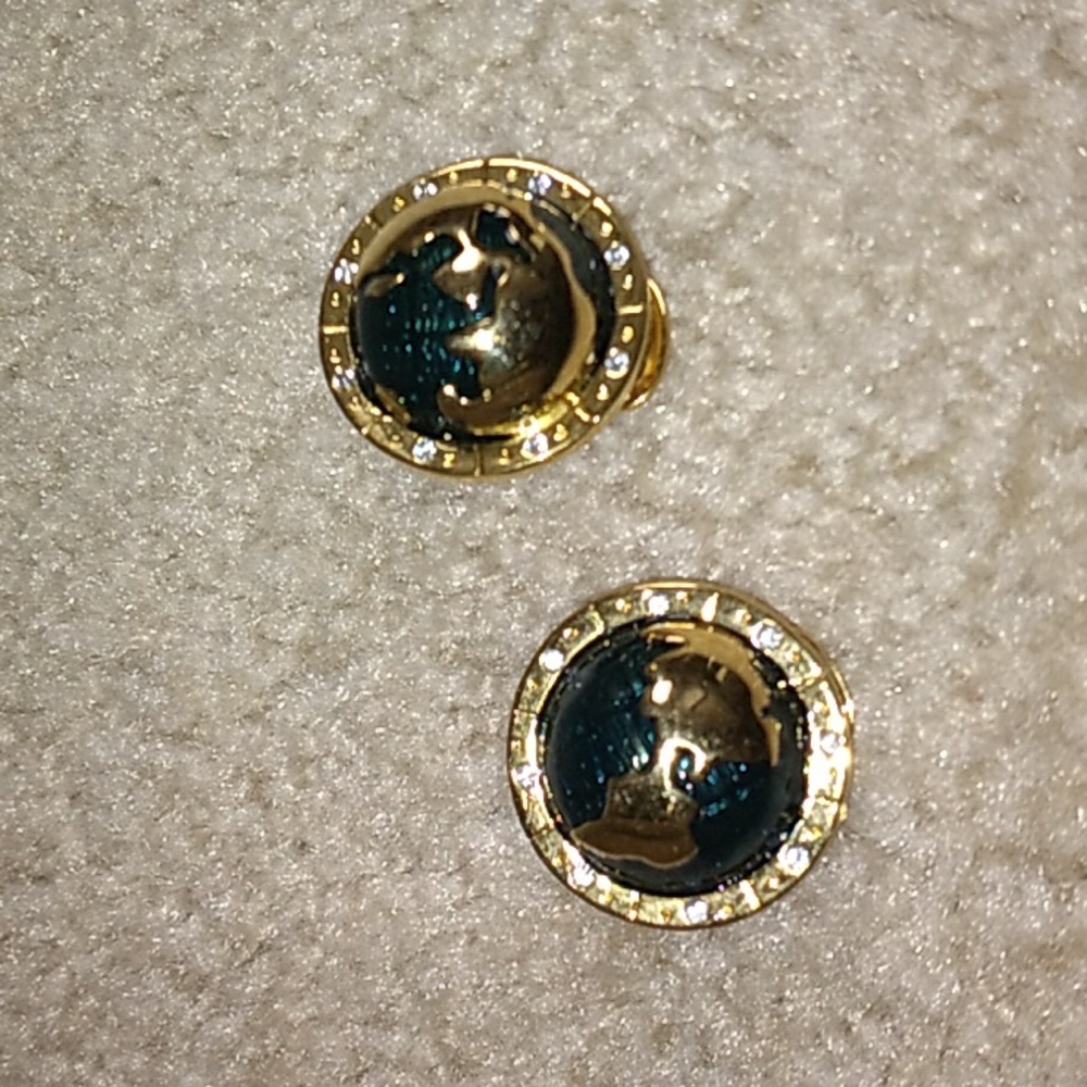A NWB SIGNED KENNETH J LANE CLIP ON EARRINGS. EXCELLENT CONDITION. S.14